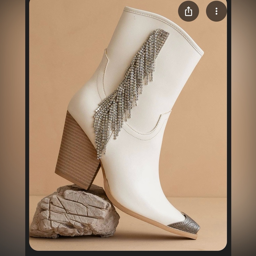 Chic White Heeled Boots with Silver Fringe